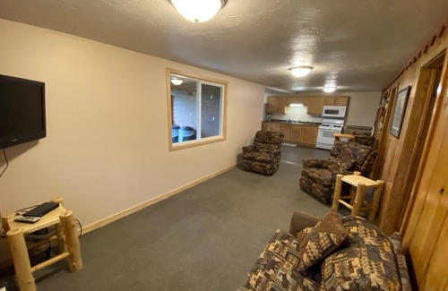Hines Apartment | Cabin 1 with Queen size bdroom and twin beds bdroom