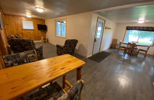 Hines Apartment | Cabin 1 with Queen size bdroom and twin beds bdroom