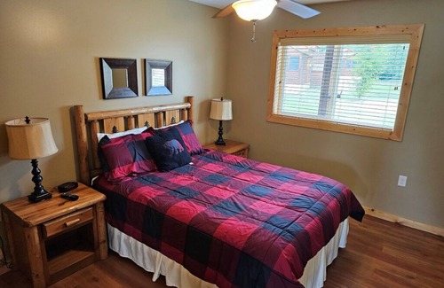 Isle Resort | Cabin 10 2 bedroom in Isle with WiFi and stunning lake views on ground floor