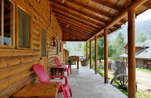 Wapiti Cabin | Cabin 10 miles outside Yellowstone National Park, Gorgeous views, Campfire area