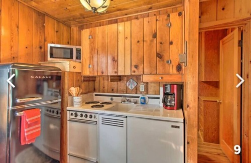 Pinetop-Lakeside Cabin | Cabin 11 · Cabin 11 Family Unit w/Queen Bed, slps 7