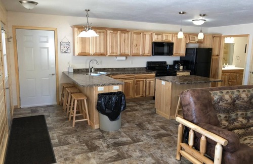 Hines Villa | Cabin 14 Lakefront Family Resort