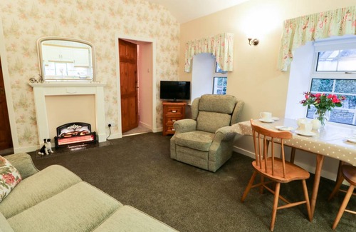 Castle Douglas Cottage | Cabin ∙ 2 bedrooms ∙ 3 guests