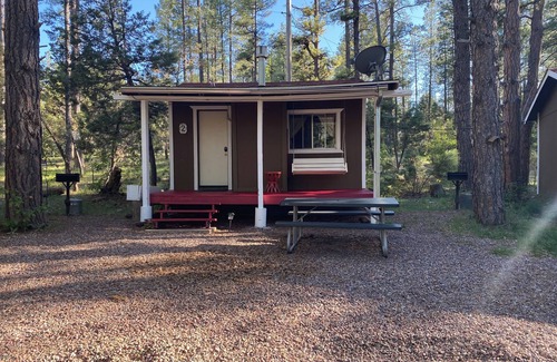 Payson Cabin | Cabin 2 – Fox's Lair - Queen Bed, Fireplace, Kitchen, Porch Swing