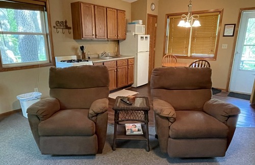Manchester Cabin | Cabin #2 Honeymoon Suite! - Lake’s End Cabin Resort