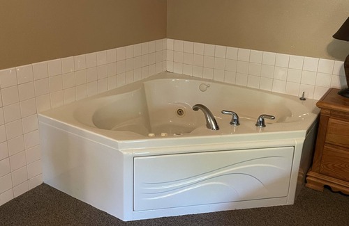Manchester Cabin | Cabin #2 Honeymoon Suite! - Lake’s End Cabin Resort