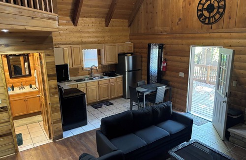 Summerlee Cabin | {CABIN #2 of 4}"THE COMFORT ZONE" PET FRIENDLY 5 STAR CABIN
