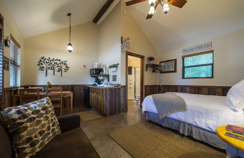 Waco House | Cabin 2 Rental 15 Minutes From Magnolia and Baylor