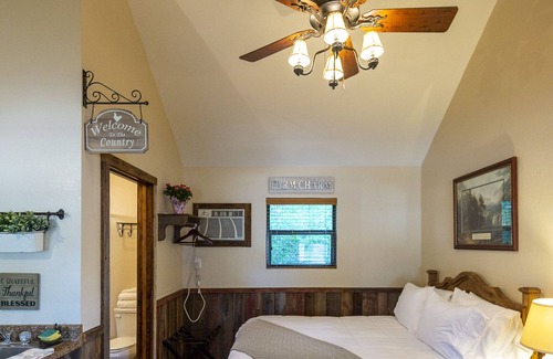 Waco House | Cabin 2 Rental 15 Minutes From Magnolia and Baylor