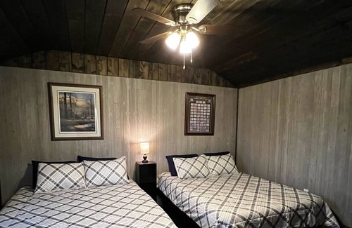 Natural Dam Cabin | Cabin #3 Creekside