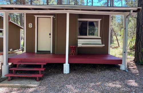 Payson Cabin | Cabin 3 – Eagle's Nest - Queen Bed, Futon, Fireplace, Kitchen, Porch Swing