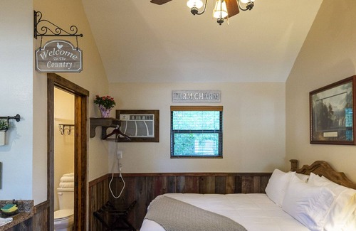 Waco House | Cabin 3 Rental 15 Minutes From Magnolia and Baylor