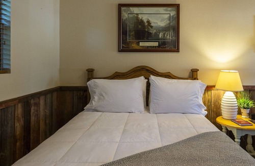 Waco House | Cabin 3 Rental 15 minutes from Magnolia and Baylor