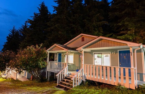 Alert Bay Cabin | {Cabin 6} The Cabins at Alert Bay