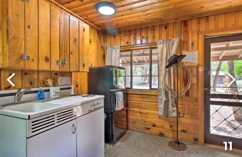 Pinetop-Lakeside Cabin | Cabin 6 with Queen Bed