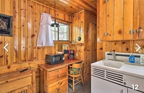 Pinetop-Lakeside Cabin | Cabin 6 with Queen Bed