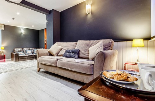 Mauchline Cottage | Cabin ∙ 7 bedrooms ∙ 26 guests