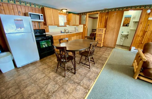 Hines Apartment | Cabin 7 Family Friendly Resort