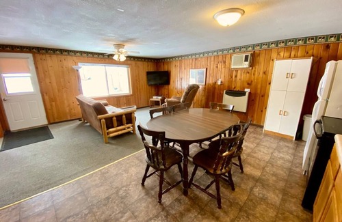 Hines Apartment | Cabin 7 Family Friendly Resort