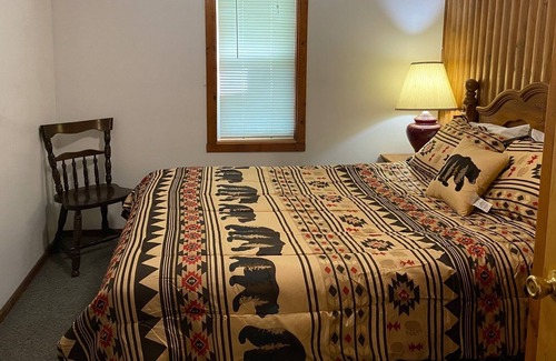 Hines Resort | Cabin 7 Family/Pet Friendly Resort Amenities Beach Dock Fishing Resort Amenities