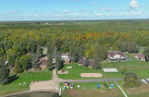 Hines Resort | Cabin 7 Family/Pet Friendly Resort Amenities Beach Dock Fishing Resort Amenities