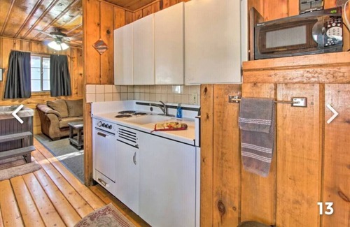 Pinetop-Lakeside Cabin | Cabin 8 with Hot Tub