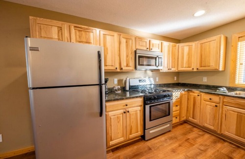 Isle Resort | Cabin 9: Lakeside Lodge with Stunning Sunsets & Beach Access