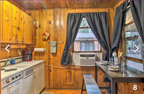 Pinetop-Lakeside Cabin | Cabin 9 with Hot Tub & Queen Bed