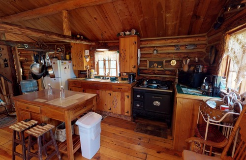 Red River Cabin | Cabin by the Creek with High Speed Wifi