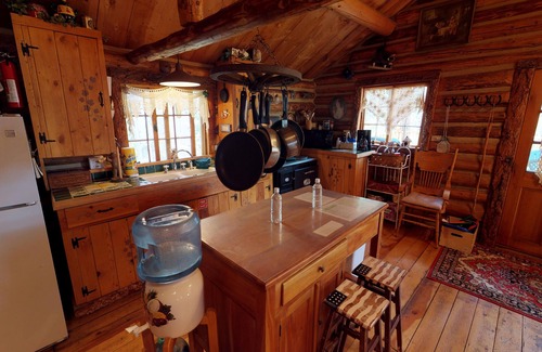 Red River Cabin | Cabin by the Creek with High Speed Wifi
