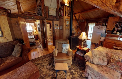 Red River Cabin | Cabin by the Creek with High Speed Wifi