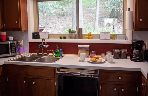 Mount Gretna Cottage | Cabin: Hot Tub, Grill, Lake, Wineries & Near Hershey Park, Family & Dog Friendly