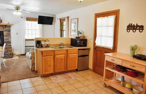 Zion National Park East Entrance Cabin | Cabin in Apple Orchard - Pool - Hot Tub -Farm -Breakfast -Quiet Side Zion -Bryce