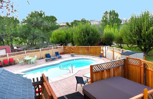 Zion National Park East Entrance Cabin | Cabin in Apple Orchard - Pool - Hot Tub -Farm -Breakfast -Quiet Side Zion -Bryce