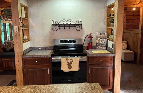 South Butler Cabin | Cabin in Hannibal with Hot tub and Sauna