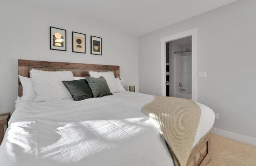 Black Mountain House | Cabin In The City I En Route 2 Big White I