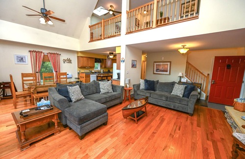 Oakland House | Cabin in the woods, hot tub, pool table, fire pit, swing set