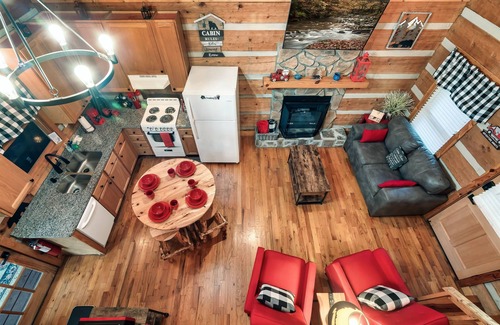 Sevierville Cabin | Cabin-king master, 2 bath, private loft w/queen & twin, HOT TUB, flat driveway