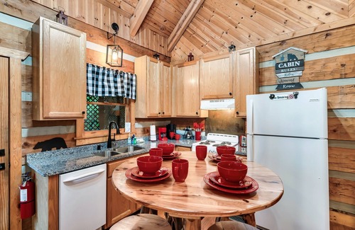 Sevierville Cabin | Cabin-king master, 2 bath, private loft w/queen & twin, HOT TUB, flat driveway