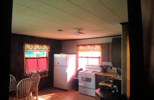 Engadine Cabin | Cabin located on beautiful Lake Millecoquins