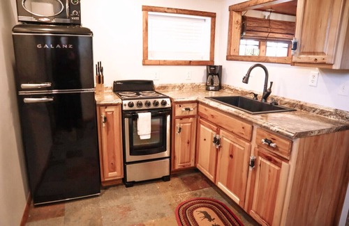 Bellevue Cabin | Cabin near Mississippi with Pickleball court - Froggy's Hideaway
