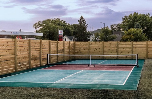 Bellevue Cabin | Cabin near Mississippi with Pickleball court - Froggy's Hideaway