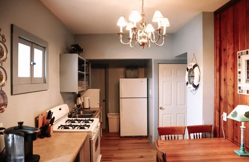 Bellevue Cabin | Cabin near Mississippi with Pickleball court - Mill Creek