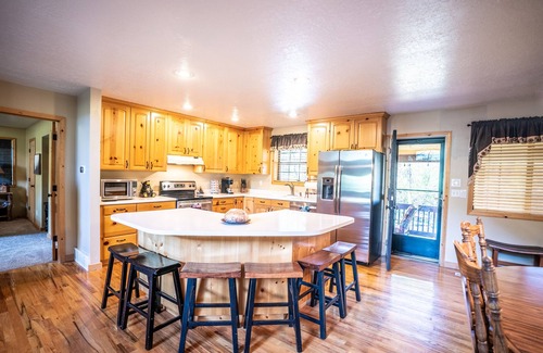 Kamas Cabin | Cabin Near Park City & Mirror Lake -Sleeps 15-Hot Tub-Arcade-Putting Green
