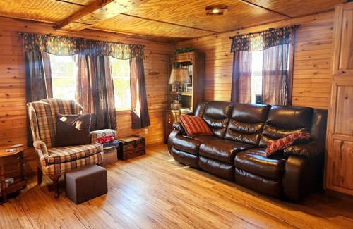 Payne County Cabin | Cabin of Sunset View: cozy 3-bedroom cabin in Perkins with WiFi near OSU