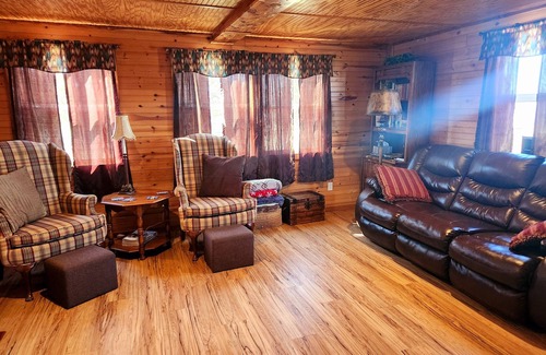 Payne County Cabin | Cabin of Sunset View: cozy 3-bedroom cabin in Perkins with WiFi near OSU