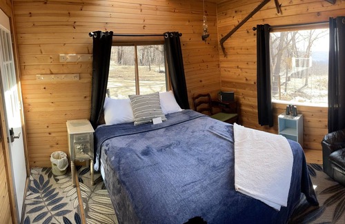 Winona County Cabin | Cabin on a cliff, with amazing view, and private hiking trails!