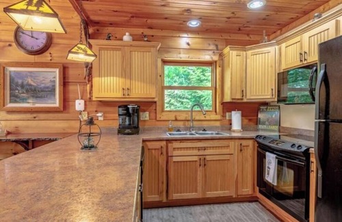 Albany Cabin | Cabin on Dale Hollow - Park your boat on shore and walk up to the cabin.