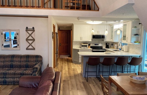 Gainesville House | Cabin on Lake Lanier, with 32 x 32 Deep Water Dock, Family Friendly- Sleeps 8