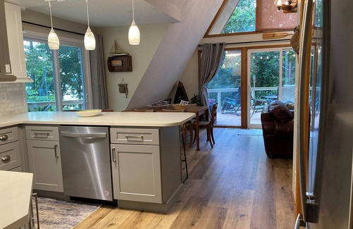 Gainesville House | Cabin on Lake Lanier, with 32 x 32 Deep Water Dock, Family Friendly- Sleeps 8